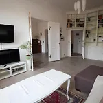 Apartment Center, Sunny Spacious Luxury! *