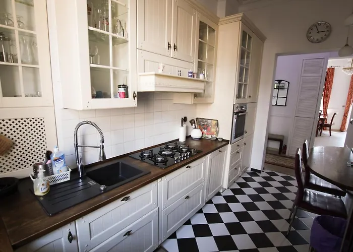 Lejlighed Center, Sunny Spacious Luxury!